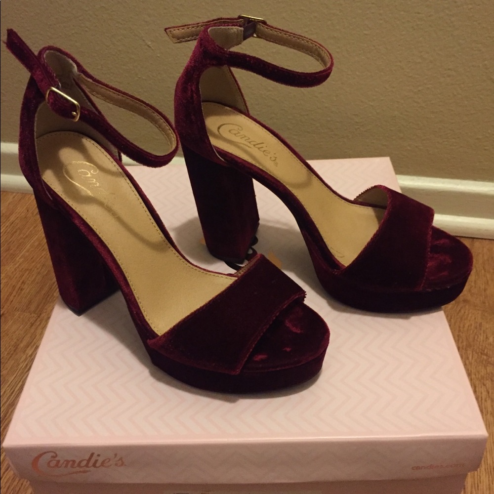 Candie’s Wine Velvet Platform size 6